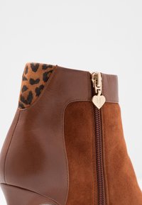 Tamaris Heart & Sole Klassiska stövletter - cognac