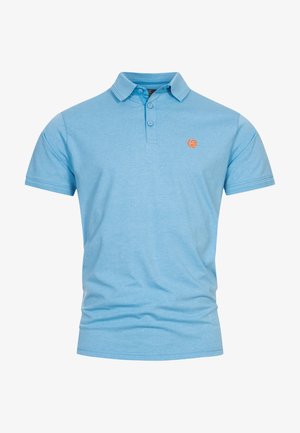 Polo shirt bleu clair en mélange de coton, avec une patte de boutonnage à trois boutons, des manches courtes et un emblème orange sur la poitrine gauche.
