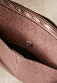Next POCKET MESSENGER - REGULAR FIT - Rankinė per petį - pink