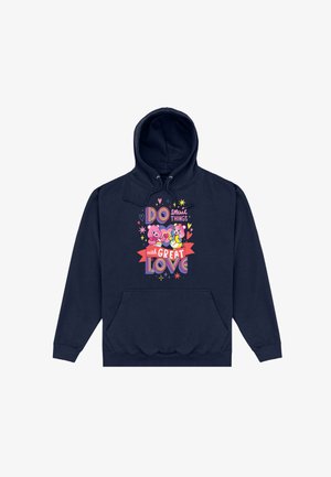 Granatowa bluza z kapturem z graficznym nadrukiem przedstawiającym różowe misie oraz kolorowy napis "Rób małe rzeczy z WIELKĄ MIŁOŚCIĄ". Z przodu kieszonka typu kangur.
