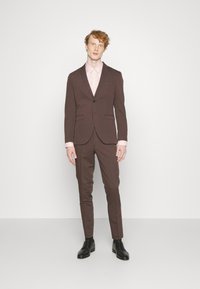 Jack & Jones PREMIUM JPRFRANCO  - Dress - chocolate torte