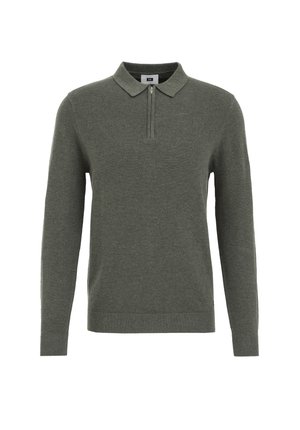 Donkergroene polo met lange mouwen, voorzien van een kraag en een kwartrits. Geweven structuur met geribbelde boorden en zoom. Gemaakt van een lichtgewicht stof.