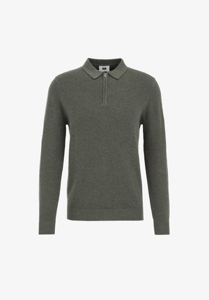 Temno zelena polo majica z dolgimi rokavi, ovratnikom in četrtinskim zadrgo. Pletena tekstura, rebrasti manšeti in rob. Izdelana iz lahkega blaga.