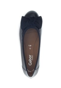 Zwarte lakleren ballerina met een gestructureerde zwarte strik op de neus, met een gevoerde binnenkant en een soepele, afgeronde vorm.