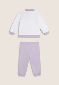 Sudadera blanca con puños y cuello lavanda, combinada con pantalones deportivos lavanda. Tejido suave, puños acanalados. Diseño sencillo y deportivo.