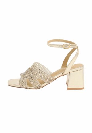 Goldfarbene Sandale mit Blockabsatz, Knöchelriemen und funkelnden, mit Strass besetzten, überkreuzten Riemen über dem offenen Zehenbereich.