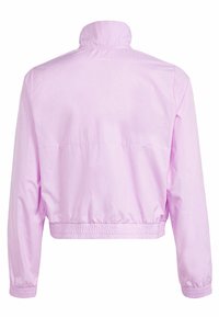 Svetle růžová, zkrácená bunda s vysokým límcem. Vyrobena z hladkého, lehkého materiálu. Elastický pas a manžety, s jemným brandingem na zadní straně.