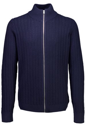 Navyblauwe ritscardigan met een hoge kraag en een textuurgebreid patroon. Bevat ribbels aan de mouwen en onderkant voor een getailleerde uitstraling.