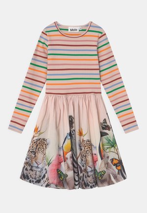 Robe manches longues avec des rayures horizontales multicolores sur le haut et des imprimés d’animaux et de papillons sur la jupe froncée.