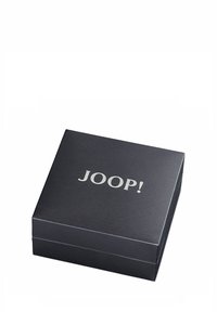 Scatola nera testurizzata con chiusura magnetica, caratterizzata da un logo argentato "JOOP!" centrato sulla parte superiore. Design semplice ed elegante.