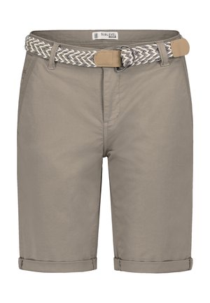 Beige knielange Shorts mit aufgerollten Bündchen und einem geflochtenen beige-weißen Gürtel, der mit einer doppelten Metallschnalle befestigt ist.