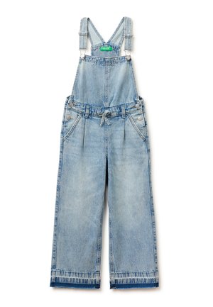 Peto de mezclilla de color azul claro deslavado con tirantes ajustables, bolsillos delanteros, cierres de botones y cinturón de cintura con cordón.