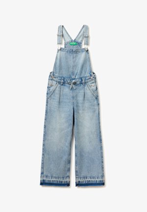 Salopette en denim bleu clair délavé avec bretelles ajustables, poches frontales, boutons de fermeture et ceinture à cordon de serrage à la taille.