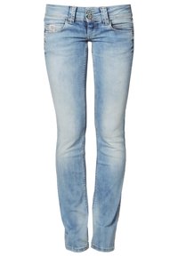 Jeans skinny de denim azul claro con un acabado desgastado, cinco bolsillos, cremallera en la parte delantera y cinturilla de doble botón; textura suave.