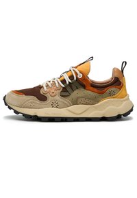 Baskets multicolores en daim et cuir brun, vert, orange et beige. Elles possèdent une semelle intermédiaire épaisse crème, une semelle extérieure en caoutchouc et des lacets contrastants.