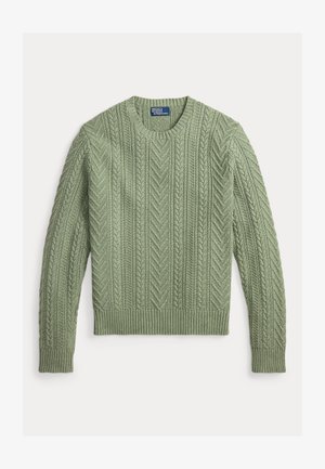 Pull vert en maille torsadée à col rond, avec poignets et ourlet côtelés, comportant une étiquette Polo by Ralph Lauren à l'encolure.
