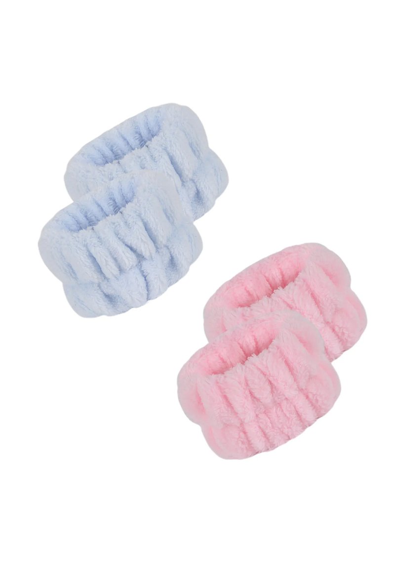 Chouchous en cheveux doux et moelleux en bleu clair et rose. Chacun présente un design texturé et froncé, idéal pour maintenir les cheveux en toute sécurité sans les abimer.