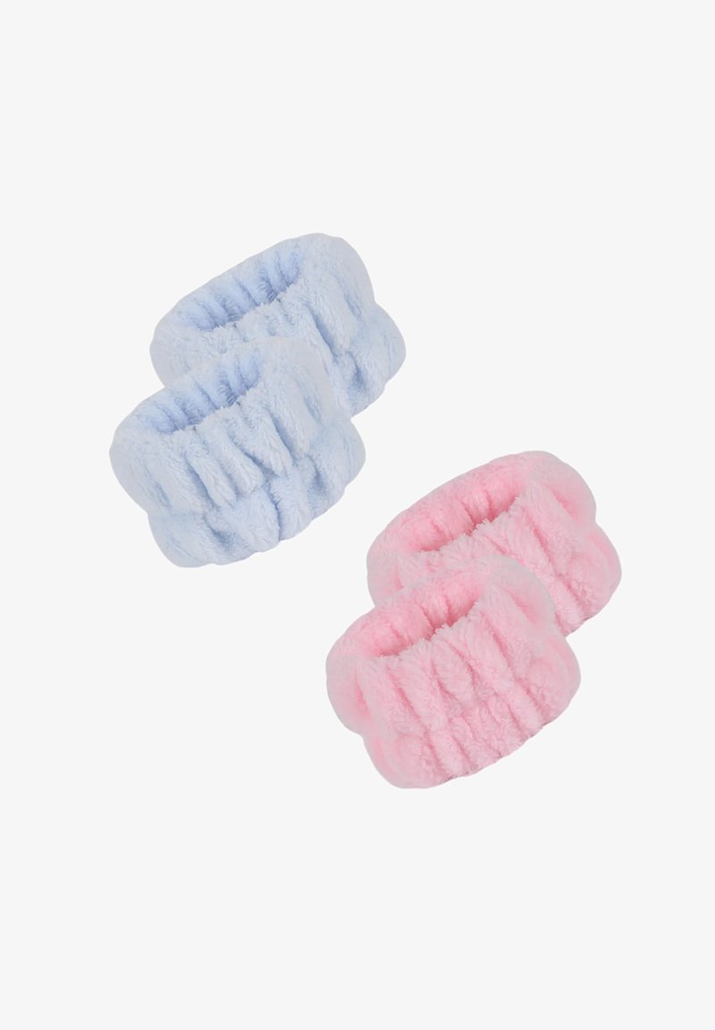 Chouchous en cheveux doux et moelleux en bleu clair et rose. Chacun présente un design texturé et froncé, idéal pour maintenir les cheveux en toute sécurité sans les abimer.