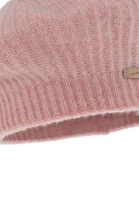 Berretto in maglia rosa realizzato in materiale morbido, con texture a coste e orlo piegato. Piccola etichetta in pelle con il nome del marchio attaccata.