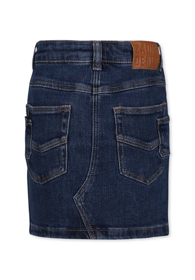 Jupe mini en denim bleu foncé avec un design à cinq poches, coutures visibles et une étiquette en cuir marron à la taille arrière.
