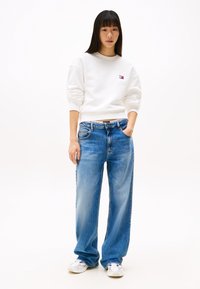 Tommy Jeans BADGE CREW - Sweatshirt - ecru