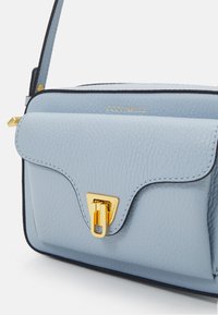 Coccinelle BEAT SOFT - Borsa a tracolla - mist blue