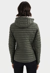 Olivgrön pufferjacka med hood, med en quiltad design och vertikalt sömnadsmönster; slät textur och figurnära silhuett.