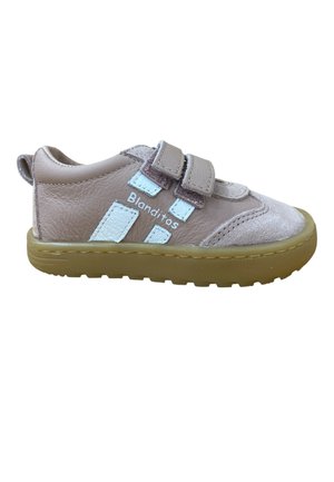 Zapatilla beige para niño pequeño con dos correas de velcro, detalles blancos en los lados, marca "Blanditos" y suela gruesa de goma marrón.