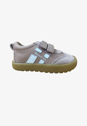 Zapatilla beige para niño pequeño con dos correas de velcro, detalles blancos en los lados, marca "Blanditos" y suela gruesa de goma marrón.