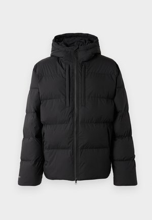 Giacca a vento nera con cappuccio, caratterizzata da un design a righe orizzontali, chiusura con zip frontale e due tasche laterali. Realizzata in un materiale liscio e resistente all'acqua.