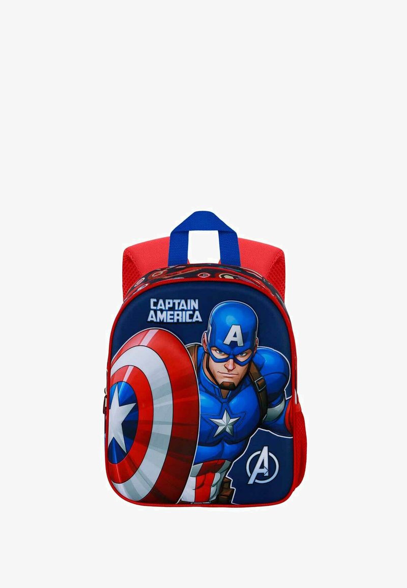 Sac à dos pour enfants rouge et bleu avec un graphisme d'un personnage avec un bouclier, un panneau arrière texturé et une poignée de transport supérieure.