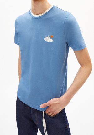 Hellblaues Baumwoll-T-Shirt mit Rundhalsausschnitt, mit einem gestickten Berg- und Sonnendesign auf der linken Brust. Kurze Ärmel.
