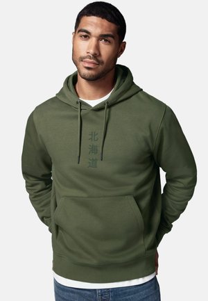 Olijfgroene hoodie van zachte stof met een kangoeroezak, verstelbare trekkoorden en een bedrukte tekstontwerp aan de voorkant.