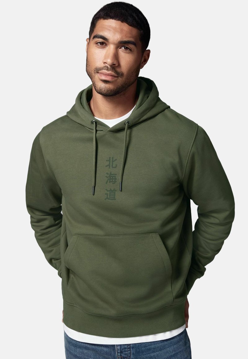 Hoodie olive en tissu doux avec une poche kangourou, des cordons ajustables et un design imprimé sur le devant.