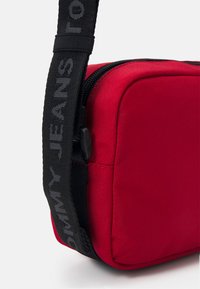 Tommy Jeans DAILY CROSSOVER - Soma ar siksnu pāri ķermenim - medium red