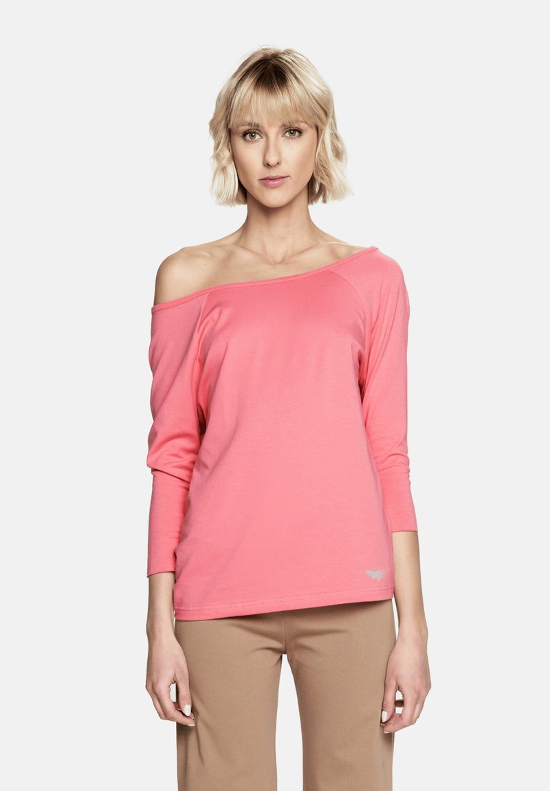 Bluzka z długim rękawem, odsłaniająca ramiona, w jasnoróżowym kolorze z bawełny, o luźnym kroju i subtelnym logo na dole. Gładka tekstura.