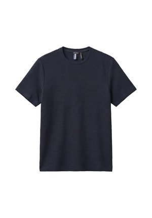 Camiseta de manga corta azul marino oscuro con textura, cuello redondo y patrón sutil de canalé, con un pequeño logo en relieve en el pecho.