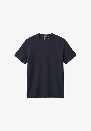 Camiseta de manga corta azul marino oscuro con textura, cuello redondo y patrón sutil de canalé, con un pequeño logo en relieve en el pecho.