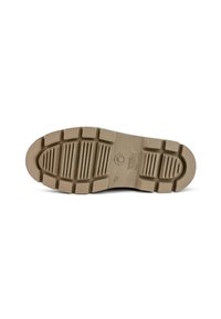 Suela de zapato de goma de color marrón con un patrón de textura en la superficie, que presenta indentaciones y crestas para mayor agarre. Punta redondeada y área del talón reforzada visibles.