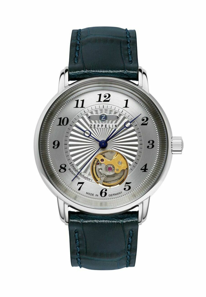 Zeppelin Automatikuhr mit einem silbernen strukturierten Zifferblatt, blauen Zeigern, schwarzen arabischen Ziffern und einem dunkelgrünen Lederarmband. Sichtbare Bewegungselemente.