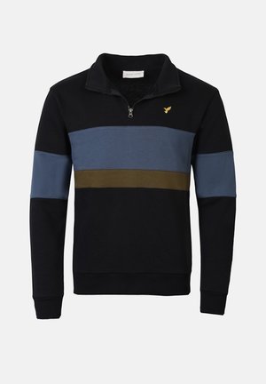 Sudadera negra con cuello de cremallera de un cuarto, con rayas horizontales en azul y verde oliva en el pecho, y un logo dorado en el lado izquierdo.