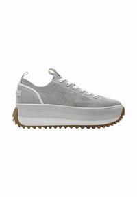 Sneaker in canvas grigia con una spessa suola bianca e una suola esterna marrone texturizzata. Presenta lacci bianchi e un linguetta sul tallone.