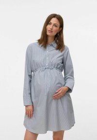 Abito premaman a righe in blu chiaro e bianco, caratterizzato da una chiusura con bottoni sul davanti, maniche lunghe e una cintura annodata che esalta la forma.