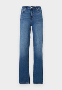 Jeans de mezclilla azul claro, de corte relajado, con cintura alta, que cuentan con cinco bolsillos, cremallera en la parte delantera y un ligero desgaste cerca del dobladillo.