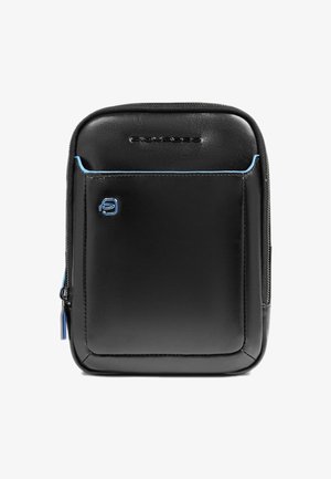 Zaino sintetico nero con texture liscia, dettagli blu e una tasca frontale con zip. Presenta un dettaglio logo nella parte superiore anteriore.