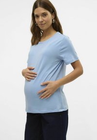 Lyseblå graviditets T-shirt med korte ærmer, rund halsudskæring, blødt materiale og afslappet pasform, båret over en synlig rund mave.