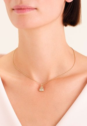 Collana d'oro con un delicato ciondolo a forma di goccia, impreziosito da cristalli trasparenti e una catena sottile e liscia.