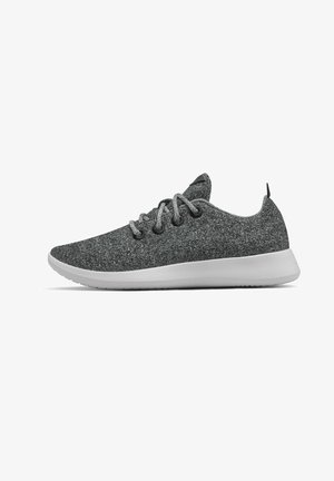 Dunkelgrauer Sneaker aus Strickstoff mit weißer Sohle und passenden grauen Schnürsenkeln, seitlich auf weißem Hintergrund gezeigt.