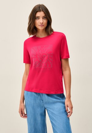 Röd bomulls-T-shirt med en fyrkantig grafik med ett mönstrat design och ordet "Santorini" längst ner. Korta ärmar, avslappnad passform.