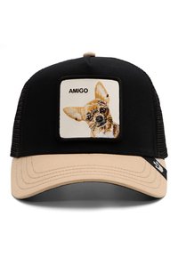 Melna trucker cepure ar beigu malu. Uz tās ir izšūta Čivavas plāksteris ar vārdu "AMIGO" virsū. Acu aizmugure gaisa plūsmā.
